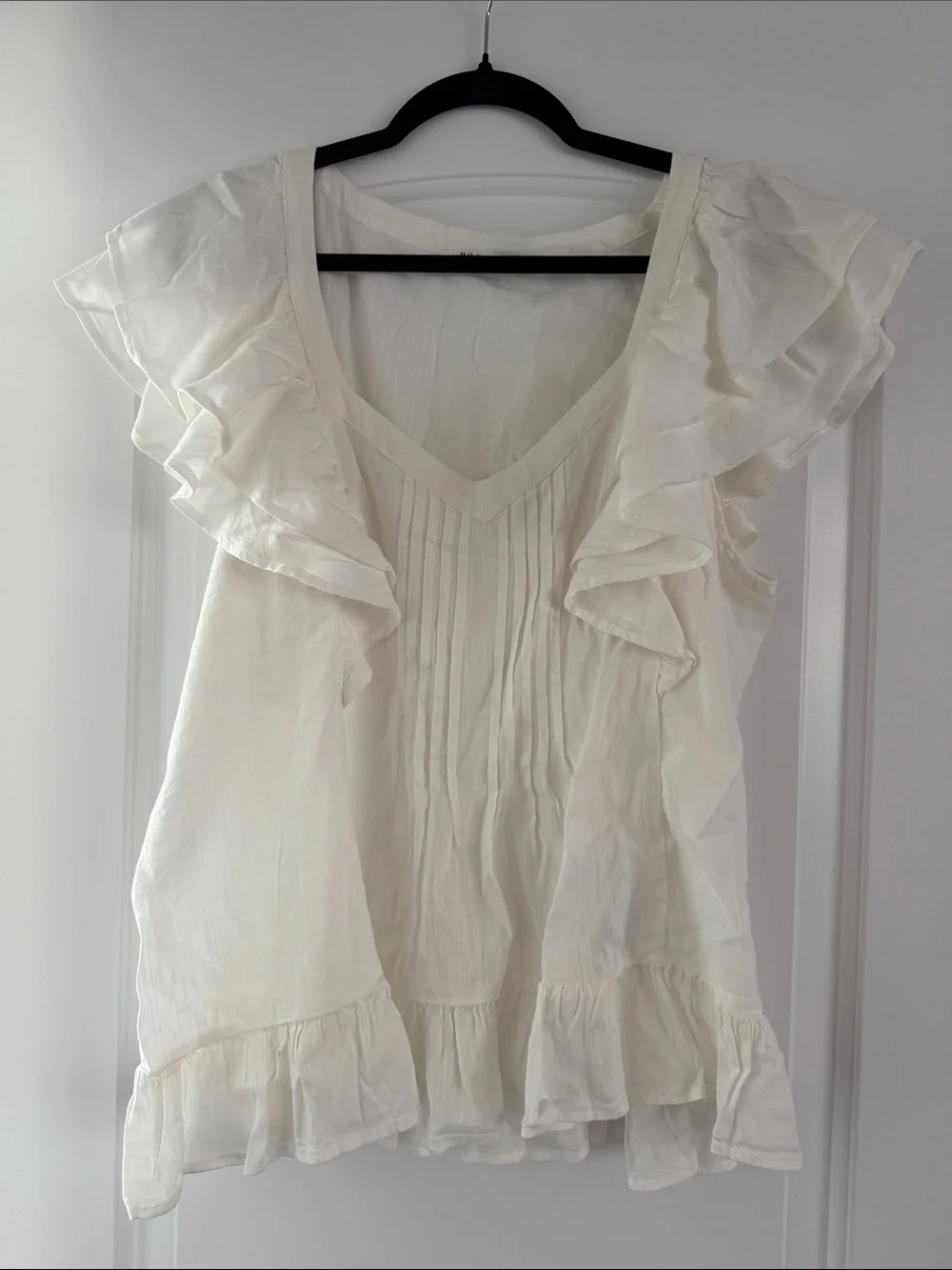 GAP White Ruffle V-Neck Pleated Blouse